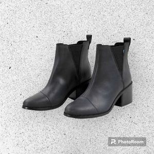 TOMS Esme Graphite Dark Gray Leather Chelsea Boot with Block Heel, 8.5M